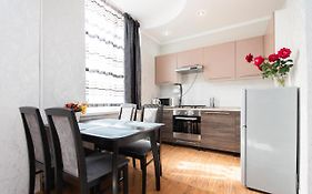 Comfortable Apartment In The Golden Square.